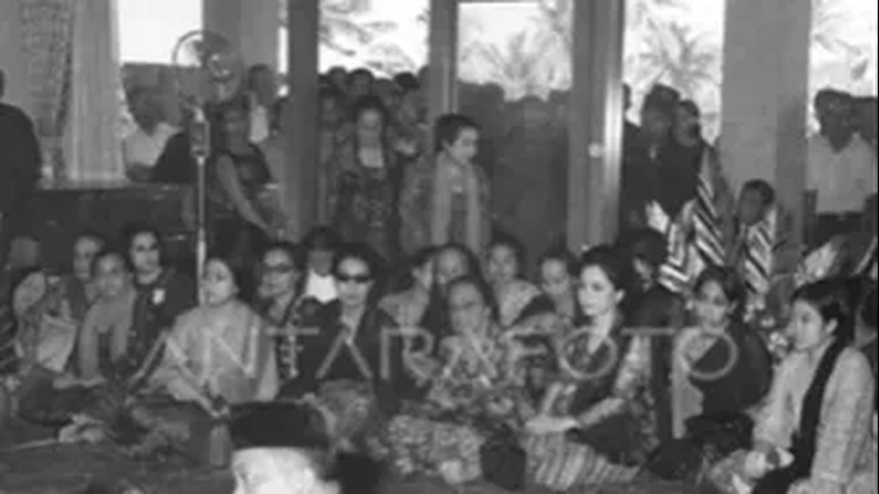 Dilansir dari akun TikTok @gusdursoeharto1921, Jumat (24/11) berikut momen dukacita keluarga Bung Karno di hari pemakaman Soekarno.