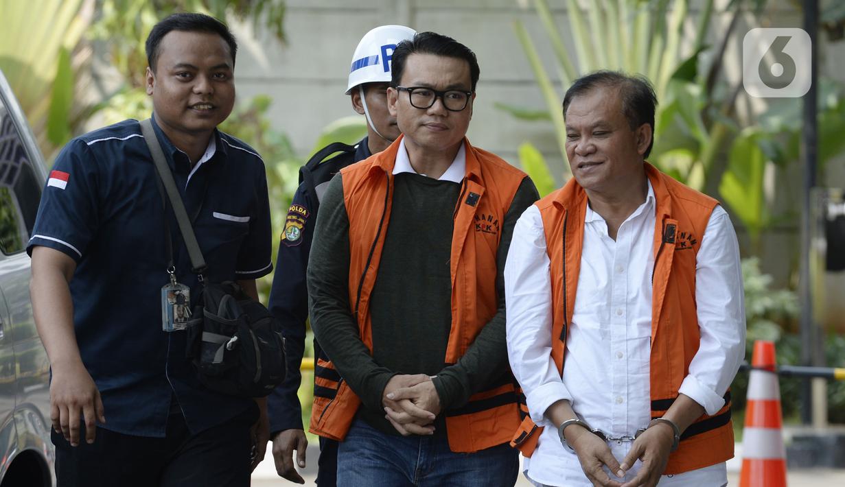 Direktur Utama Perum Perindo, Risyanto Suanda (kiri) dan Ibnu Ghopur penyuap Bupati Sidoarjo Saiful Ilah (kanan) berjalan masuk akan menajalani pemeriksaan oleh penyidik di Gedung KPK, Jakarta, Kamis (16/1/2020).  (merdeka.com/Dwi Narwoko)