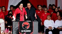 Ketua Umum DPP PDI Perjuangan (PDIP) Megawati Soekarnoputri didampingi putranya yang juga Ketua DPP DPIP bidang Ekonomi Kreatif Prananda Prabowo di halaman Masjid At-Taufiq dalam rangkaian upacara peringatan hari ulang tahun (HUT) ke-79 RI. (Foto: Dokumentasi PDIP).