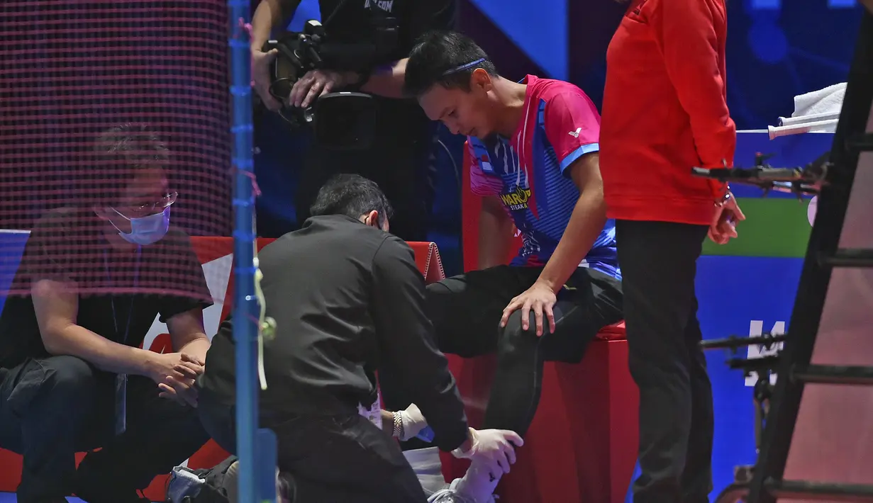 Saat interval, Mohammad Ahsan sempat mendapatkan perawatan akibat cedera yang dialaminya sejak awal turnamen. (AP/Rui Vieira)