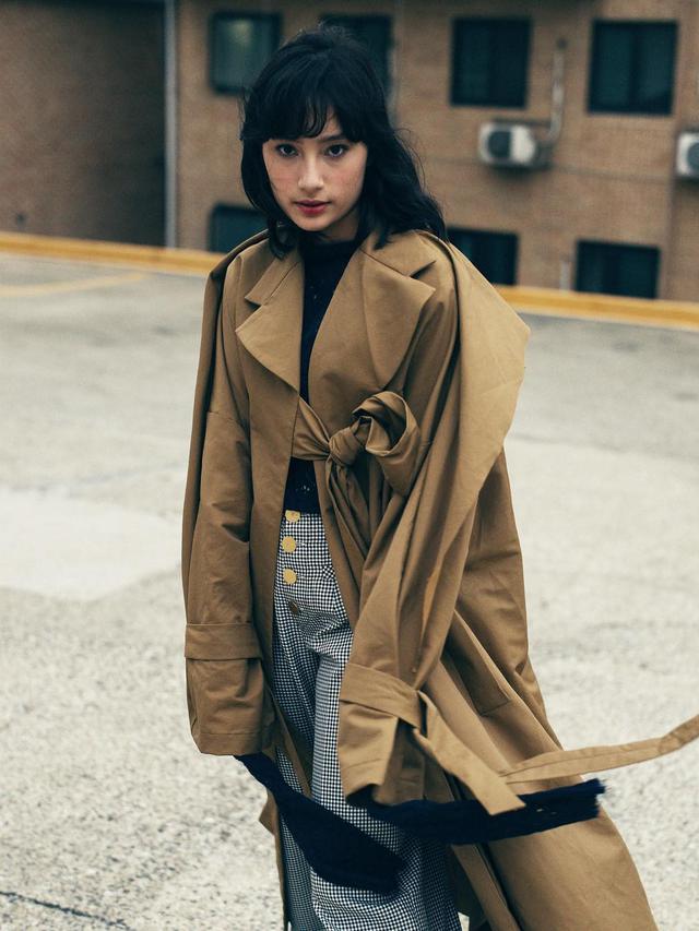 [Bintang] Biar Musim Hujan, Outer Andalan Tatjana Saphira Ini Bikin Kamu Tetap Keren