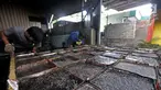 Pekerja saat memindahkan ratusan kaleng cincau hitam ke truk untuk dibawa ke agen di pabrik SR Purna Jaya, Jakarta, Kamis (9/5/2019). Permintaan cincau hitam saat bulan Ramadan melonjak hingga 3 kali lipat dari bulan biasanya. (merdeka.com/Iqbal S. Nugroho)