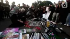Maria Catarina Sumarsih (kedua kiri), ibu dari Benardinus Realino Norma Irawan (Wawan) mahasiswa Universitas Atma Jaya yang tewas saat Tragedi Semanggi I, bersimpuh saat mengikuti Aksi Kamisan ke-876 yang digelar di Istana Negara, Jakarta Pusat, Kamis (4/9/2025). (Liputan6.com/Helmi Fithriansyah)