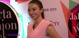 Raline Shah terlihat cantik menggunakan gaun berwarna pink di Jakarta Fashion Week 2016. Ia mengaku harus menghadiri hari terakhir JFW 2016 yang bertemakan Korean Fashion. Dipertanyakan tentang kabar susuk Ivan Gunawan, Raline Shah tidak mau berkomen...