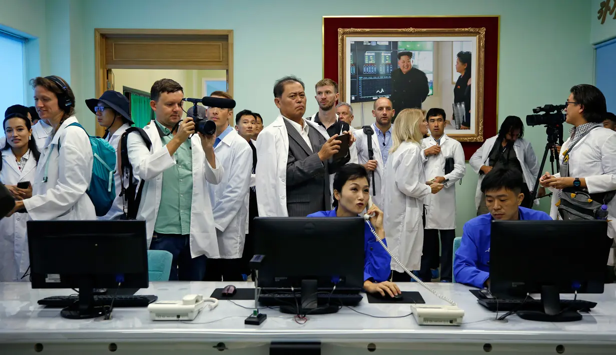 Wartawan asing mengunjungi pusat kendali di Pabrik Kosmetika Pyongyang di Pyongyang, Korea Utara, 8 September 2018. Pabrik Kosmetik Pyongyang adalah salah satu produsen utama barang-barang kosmetik di Korea Utara. (AP Photo/Ng Han Guan)