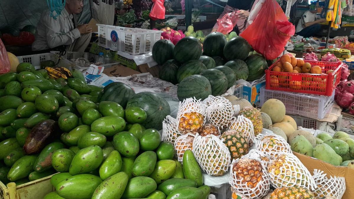 Lapak pedagang buah di Pasar Rawasari, Cempaka Putih, Jakarta Pusat.