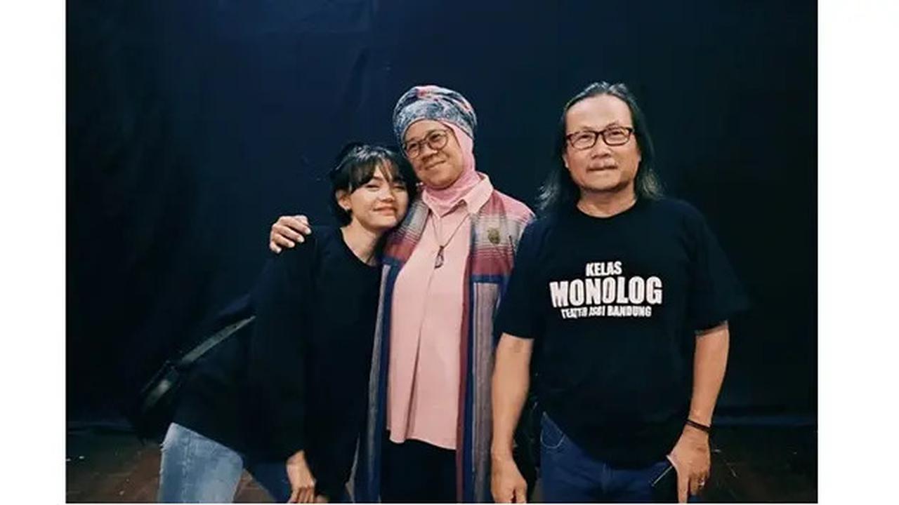 6 Potret Lawas Rina Nose saat Kuliah, Nostalgia Reuni Teman Jurusan Teater