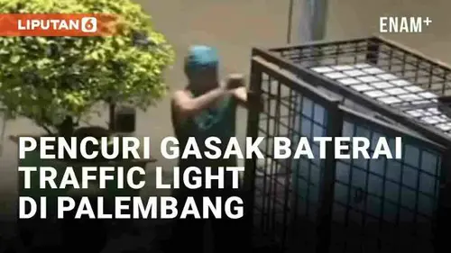 VIDEO: Aksi Nekat Dua Pria Curi Baterai Lampu Merah di Palembang Pagi Buta