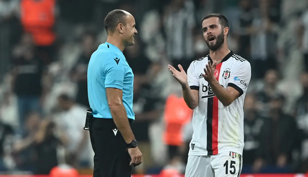 Miralem Pjanic. Pemain asal Bosnia ini direkrut dari Juventus di awal kedatangan Ronald Koeman pada 2020/2021. Ia gagal menjadi pemain utama skuat pilihan sang pelatih dan hanya tampil 13 kali menjadi starter dalam 30 laga. Awal musim ini dilepas ke Besiktas dengan status pinjaman. (AFP/Ozan Kose)