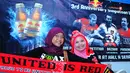 Dua Simpatisan United membentangkan slayer MU saat menghadiri acara Ulang tahun ke-3 Simpatisan United di Hall A Senayan, Jakarta, Sabtu (20/12/2014). (Liputan6.com/Faisal R Syam)