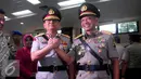 Irjen Pol Tito Karnavian (kanan) berfoto dengan Irjen Pol Unggung Cahyono usai upacara serah terima jabatan, Jakarta (12/6/2015). Irjen Pol Tito Karnavian resmi menjabat sebagai Kapolda Metro Jaya menggantikan Unggung Cahyono. (Liputan6.com/Johan Tallo)