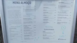 Daftar menu makanan yang disajikan di CR7 Corner Restaurant and Bar. Cristiano Ronaldo membangun bisnis pariwisata itu di kota kelahirannya Funchal.  (Bola.com/Reza Khomaini)