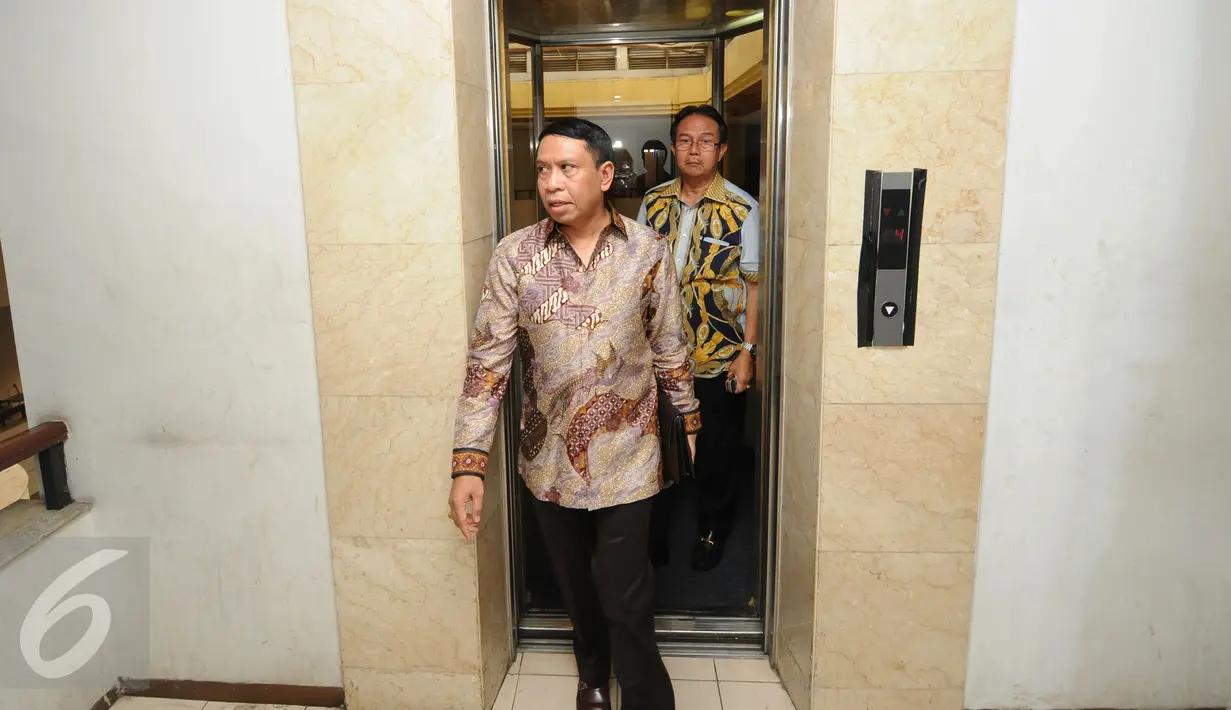Sekjen Partai Golkar versi Munas Ancol, Zainudin Amali (depan) bersiap mengikuti rapat internal di kantor DPP Partai Golkar, Jakarta, Kamis (22/10/2015). Rapat berlangsung tertutup. (Liputan6.com/Helmi Fithriansyah)