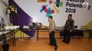 Wakil Presiden, Jusuf Kalla saat melihat makanan prasmanan untuk jurnalis di Main Press Center (MPC) atau Media Center Asian Games di JCC, Jakarta, Selasa (14/8). (Liputan6.com/Fery Pradolo)
