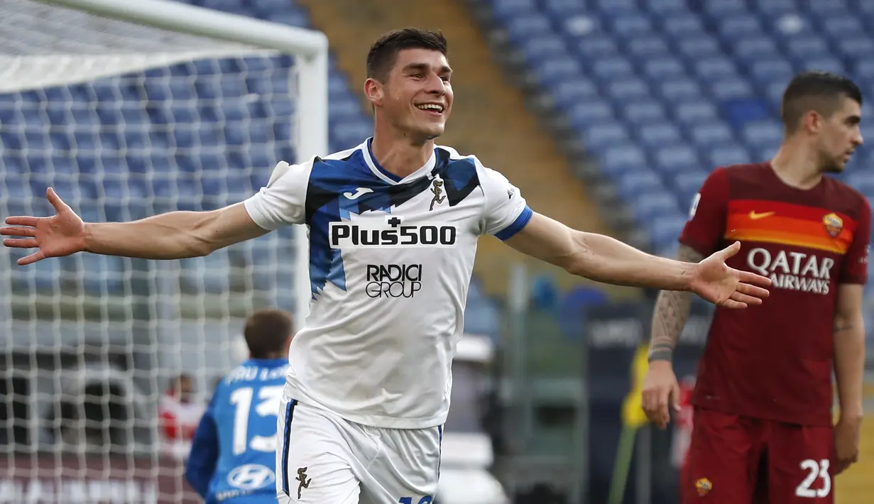 Gelandang Atalanta, Ruslan Malinovskyi berselebrasi usai mencetak gol ke gawang AS Roma pada pertandingan lanjutan Liga Serie A Italia di Stadion Olimpiade Roma, Italia, Jumat (23/4/2021). Sedangkan Atalanta di peringkat 3 dengan 65 angka, tertinggal 11 poin dari pemuncak klasemen Inter Milan. (AP P