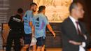 Pemain Timnas Argentina, German Pezella (kiri) dan Marcos Acuna berjalan meninggalkan lobi hotel menuju tempat latihan di Stadion Utama Gelora Bung Karno, Jakarta, Sabtu (17/6/2023). (Bola.com/Bagaskara Lazuardi)