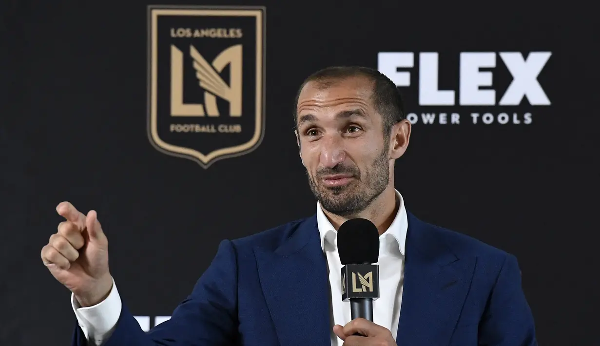 Bek Giorgio Chiellini memberikan keterangan saat diperkenalkan sebagai pemain Los Angeles FC selama konferensi pers di Stadion Banc of California di Los Angeles, California (29/6/2022). (Kevork Djansezian/Getty Images/AFP)