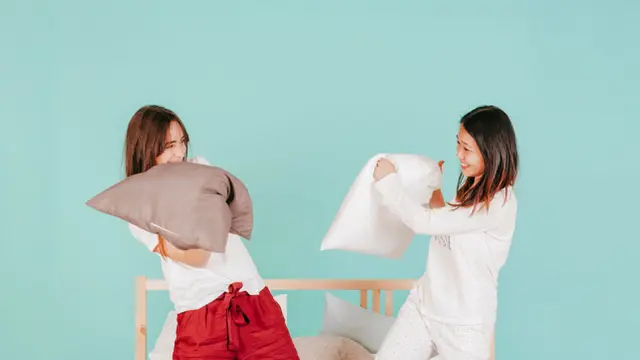 Bangun Tanpa Rambut Kusut, Ini Manfaat Sarung Bantal Sutra yang Wajib Kamu Pakai