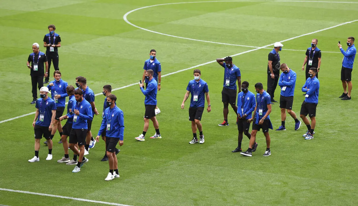 Para pemain Atalanta berjalan usai mengecek stadion Da Luz di Lisbon, Selasa (11/8/2020).  Atalanta akan bertanding melawan PSG pada perempat final Liga Champions di stadion Da Luz, Lisbon, Portugal. (Rafael Marchante/Pool via AP)