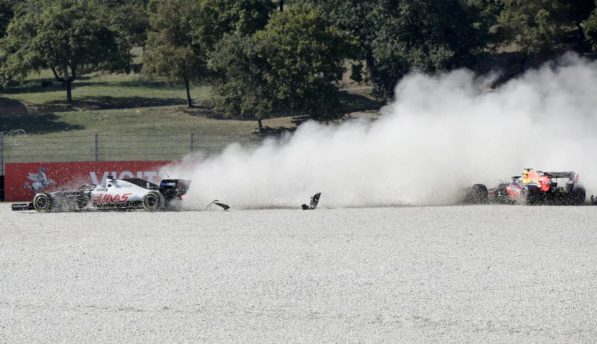 Pembalap Tim Haas, Romain Grosjean dan Pembalap Red Bull, Max Verstappen, mengalami kecelakaan saat beraksi pada Formula 1 Grand Prix Tuscan, Sirkuit Mugello, Italia, Minggu (13/9/2020). (Photo by Luca Bruno / POOL / AFP)