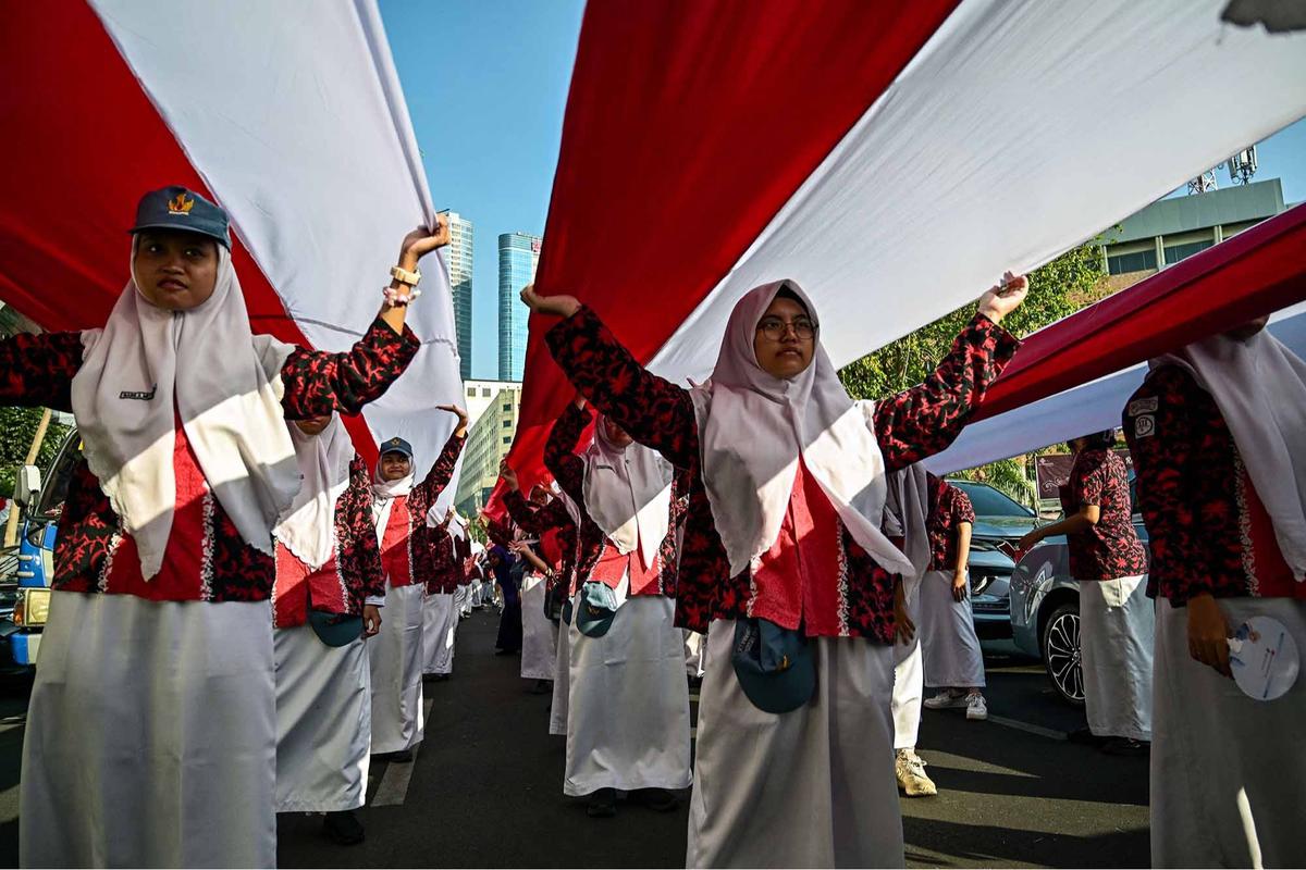 FOTO: Aksi Pelajar Surabaya Bentangkan Merah Putih Hampir 15 Kilometer