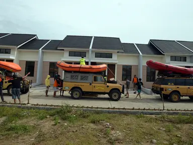 Tim Tanggap Bencana Land Rover Club Indonesia (LRCI) bersiap menyalurkan bantuan untuk korban banjir di Desa Sindangsari, Kabupaten Bekasi, Jawa Barat, Rabu (24/2/2021). Banjir di kawasan tersebut diakibatkan jebolnya tanggul Sungai Citarum dan luapan air Sungai Ciherang. (merdeka.com/Imam Buhori)