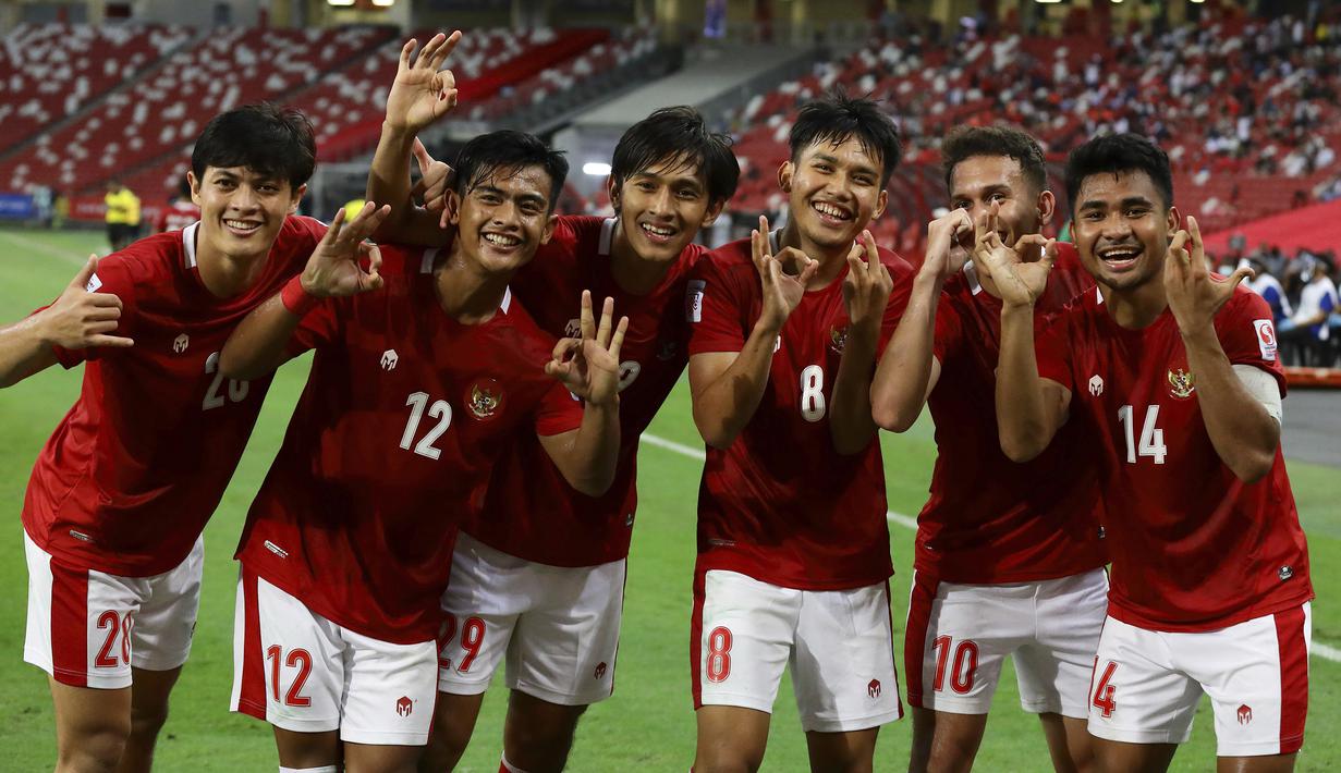 Para pemain Timnas Indonesia merayakan kemenangan 4-2 atas Singapura yang meloloskan Indonesia ke babak final Piala AFF untuk yang keenam kalinya. (AP/Suhaimi Abdullah)