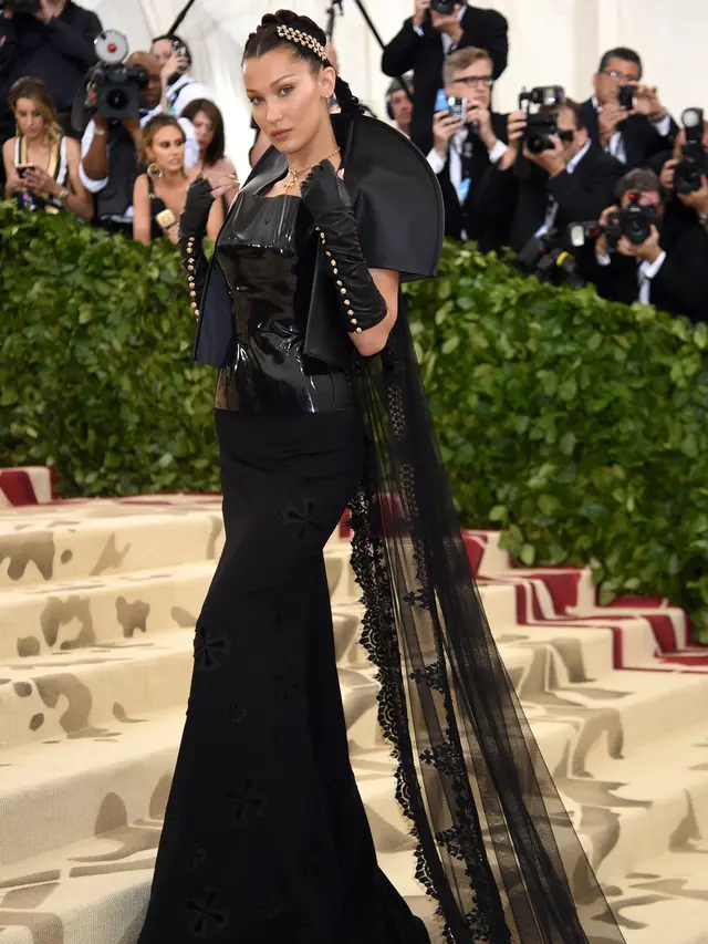 Adu Cantik Gigi dan Bella Hadid di Met Gala 2018