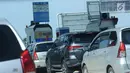 Kendaraan antre masuk pintu keluar Tol Brebes Barat, Jawa Tengah, Sabtu (23/12). Untuk mengurangi kemacetan di pintu Tol Brebes Timur petugas mengalihkan arus lalu lintas keluar Tol Brebes Barat. (Liputan6.com/Helmi Fithriansyah)