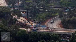 Suasana pengerjaan Simpang Susun Semanggi di Jakarta, Rabu (26/4). Dinas Bina Marga DKI Jakarta, mengungkapkan sebanyak 295 segmental box girder (SBG) di dua ramp simpang susun Semanggi, rampung dipasang. (Liputan6.com/Angga Yuniar)