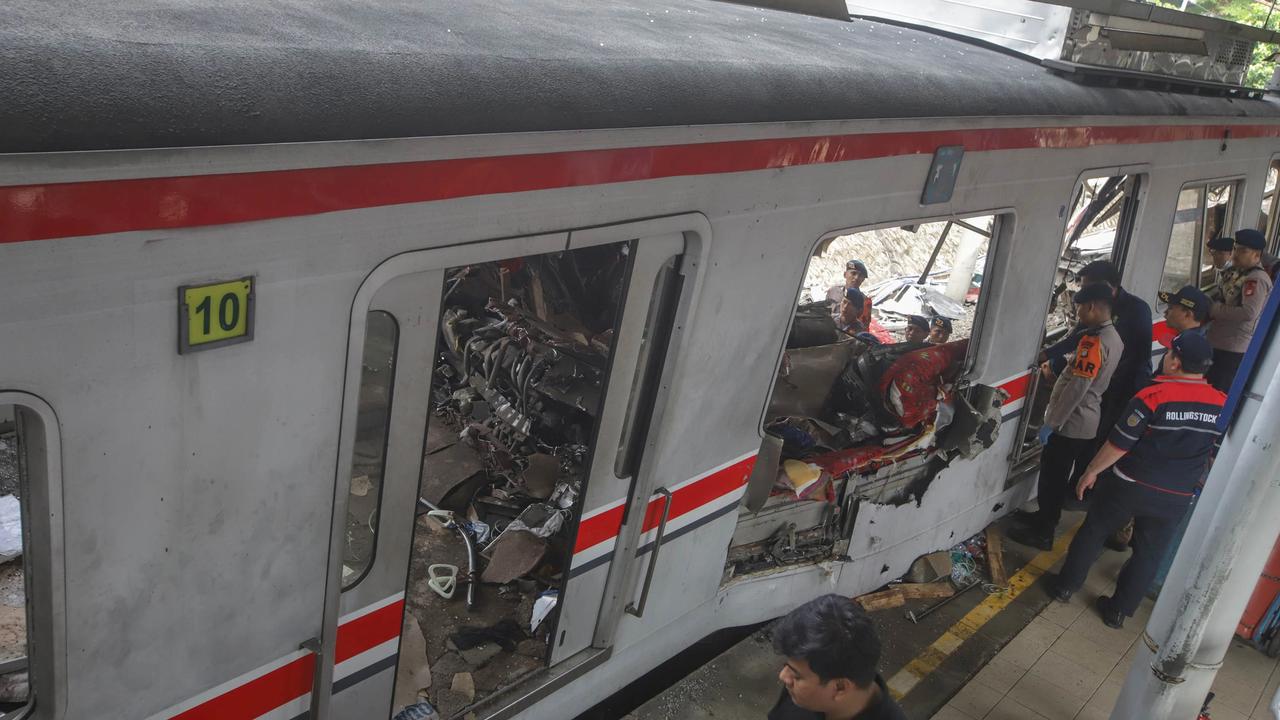 FOTO: Evakuasi Gerbong KRL Commuterline di Stasiun Bekasi Timur