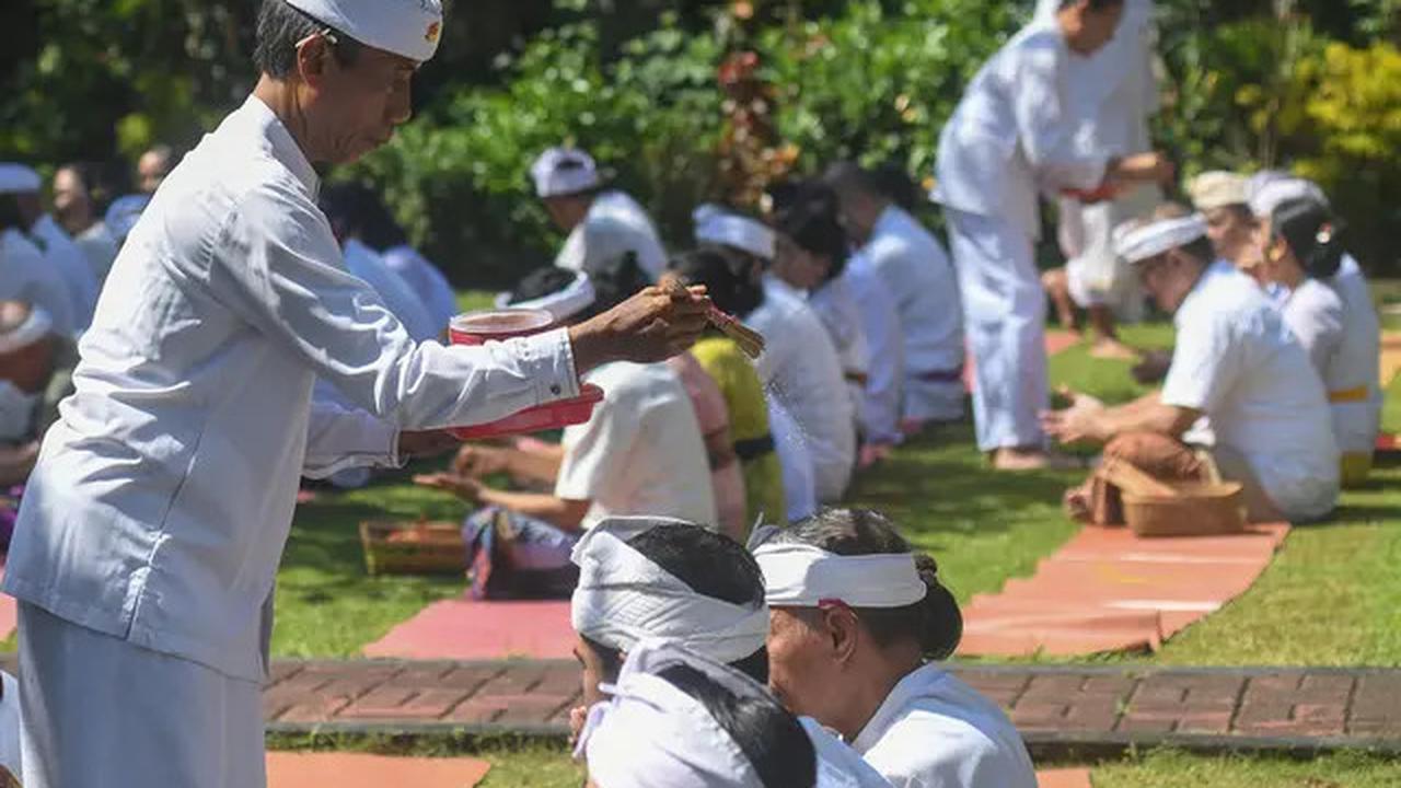 Suasana Khidmat Selimuti Perayaan Galungan di Pura Amertha Sari Cinere