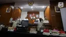 Petugas memperlihatkan barang sitaan dari kediaman mantan pejabat Direktorat Jenderal Pajak Kementerian Keuangan (DJP Kemenkeu) Rafael Alun Trisambodo saat konferensi pers di Gedung Merah Putih KPK, Jakarta, Senin (3/4/2023). (Liputan6.com/Johan Tallo)