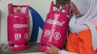Petugas Bright Store mengenalkan tabung gas elpiji keluaran pertamina berwarna pink di SPBU Pertamina Abdul Muis, Jakarta,Senin (19/10/2015). Bright Gas 5,5kg tersebut menyasar konsumen keluarga muda untuk wilayah Jabodetabek. (Liputan6.com/Angga Yuniar)
