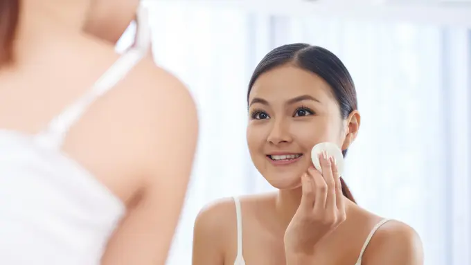 Panduan Layering Skincare di Malam Hari, Wujudkan Wajah Glowing Setiap Pagi