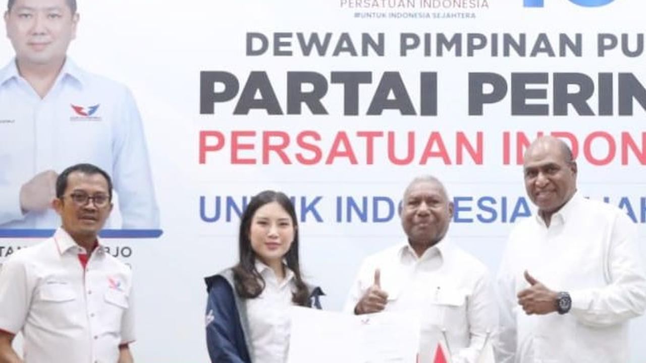 Ketua Desk Pilkada DPP Partai Perindo Angela Tanoesoedibjo  (kedua kiri) didampingi Sekjen Partai Perindo Ahmad Rofiq (kiri) menyerahkan surat rekomendasi kepada pasangan&nbsp;Dominggus Mandacan dan Mohamad Lakotani Sirua untuk maju di Pilgub Papua Barat 