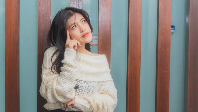 wanita februari tentang overthinking