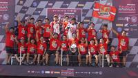 Kru tim Astra Honda Racing Team merayakan sukses Rheza Danica Ahrens menjadi juara nasional kelas Sport 150 pada seri terakhir Mandalika Racing Series 2023. (Dokumentasi Mandalika Racing Series)