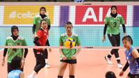 Para pemain bola voli putri Myanmar berusaha mengembalikan bola saat menghadapi tim bola voli putri Indonesia pada laga ketiga Grup A SEA Games 2023 di Olympic Complex Indoor Stadium, Phnom Penh, Kamboja, Kamis (11/5/2023). Tim bola voli putri Myanmar kalah 0-3 (9-25, 9-25, 15-25). (Bola.com/Abdul Aziz)