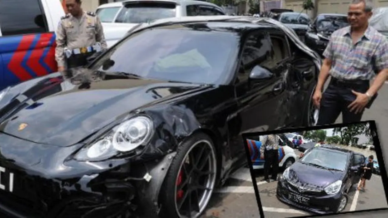 Porsche Panamera vs Daihatsu Sirion