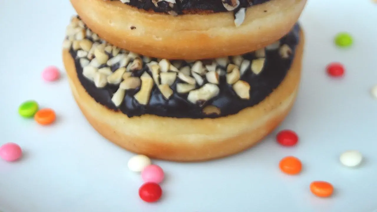 Donat Cokelat Kacang