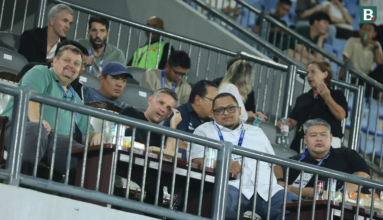 Pelatih asal Inggris itu terlihat duduk di area VVIP bersama kedua petinggi kedua klub yakni Presiden Borneo FC, Nabil Husien, dan Presiden Dewa United, Ardian Satya Negara. (Bola.com/M Iqbal Ichsan)