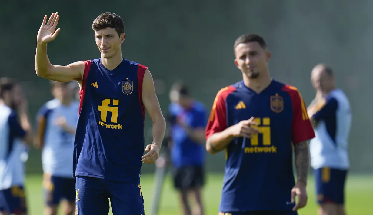 Pemain Spanyol, Pau Torres (kiri) memberi isyarat saat berolahraga di sebelah Yeremy Pino selama sesi latihan di Universitas Qatar di Doha, Qatar, Minggu, 4 Desember 2022. Spanyol akan bermain melawan Maroko di babak 16 besar Piala Dunia 2022 Qatar pada 6 Desember di Stadion Education City, Selasa (6/12) waktu setempat. (AP Photo/Julio Cortez)
