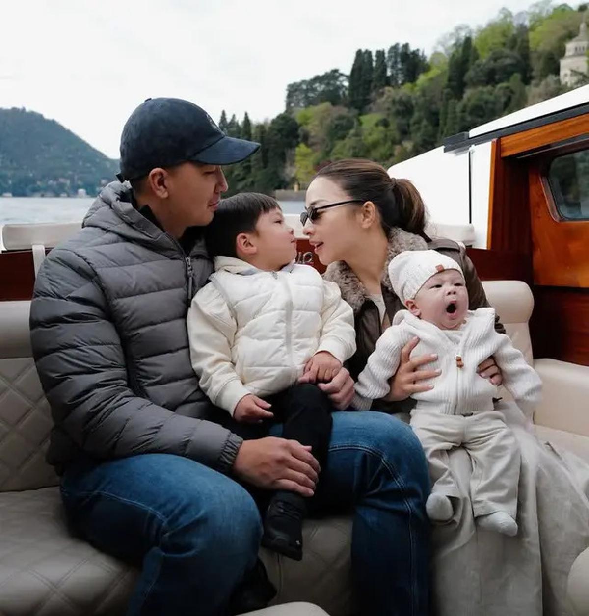 6 Gaya Old Money Nikita Willy Rayakan Ulang Tahun Putranya Issa ke-3 Naik Perahu di Danau Italia