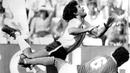 Penyerang Argentina, Diego Maradona, terjatuh saat berebut bola dengan pemain Italia, Claudio Gentile, pada laga Piala Dunia di Spanyol, (29/6/1982). (AP Photo, File)