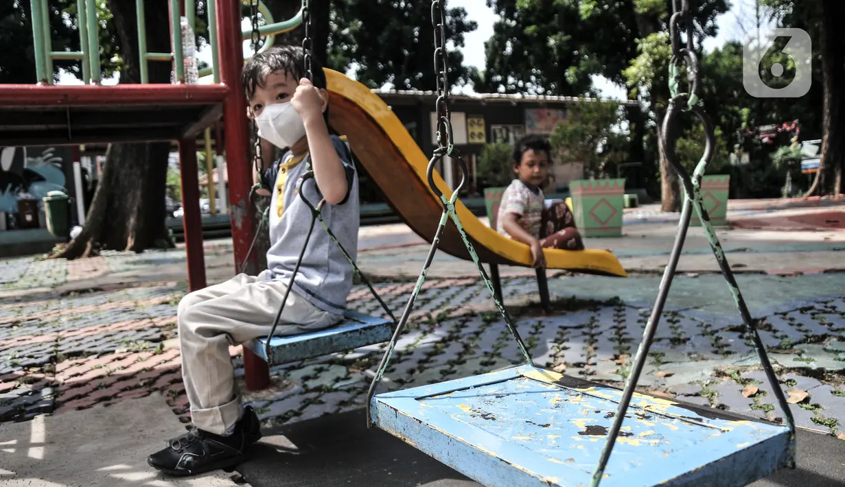 Anak-anak bermain dekat fasilitas yang rusak di Ruang Publik Terpadu Ramah Anak (RPTRA) Manggis, Kelurahan Kemanggisan, Kecamatan Palmerah, Jakarta Barat, Senin (31/10/2022). Minimnya pengawasan oleh pihak terkait menyebabkan kondisi sejumlah wahana bermain di RPTRA Manggis yang dibangun era Gubernur DKI Jakarta Basuki Tjahaja Purnama alias Ahok itu kini dalam kondisi rusak dan tak terawat. (merdeka.com/Iqbal S. Nugroho)