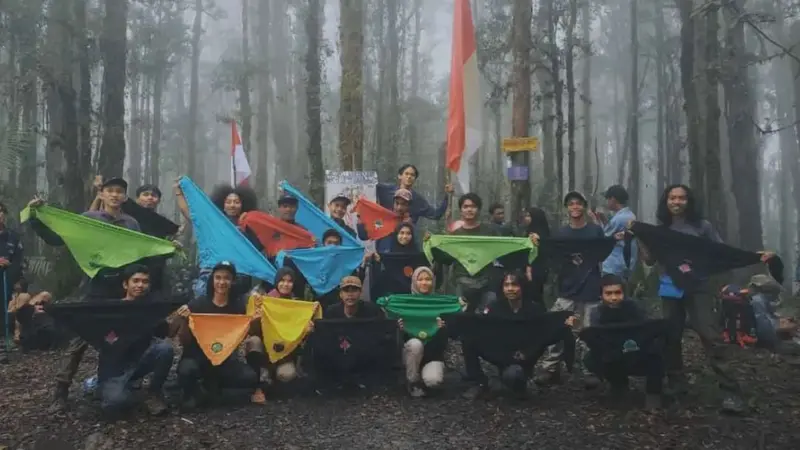 Kelompok pendaki di Gunung Nokilalaki di Sulawesi