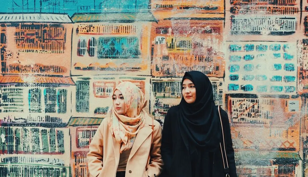 Sekedar informasi, Cindy menikah saat berusia 21 tahun. Pada tahun 2000, ia dikaruniai anak pertama perempuan yang kerap disapa kembaran. [Instagram/cindyfatikasari18/osnapitzcha]