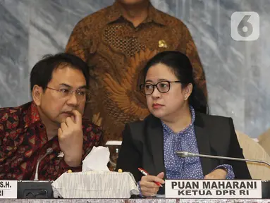 Ketua DPR Puan Maharani berbincang dengan Menteri Dalam Negeri Tito Karnavian sebelum rapat gabungan lintas kementerian dan lembaga di kompleks Parlemen, Jakarta, Rabu (4/2/2020). Rapat membahas persiapan pelaksanaan Pekan Olahraga Nasional (PON) XX tahun 2020 di Papua. (Liputan6.com/Johan Tallo)