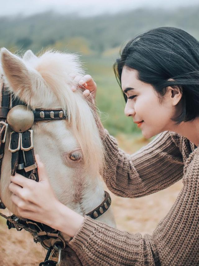 6 Pesona Briptu Sefin, Polwan Cantik yang Parasnya Disebut Mirip Artis